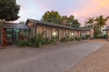 Inyathi Guest Lodge & Self Catering Chalets