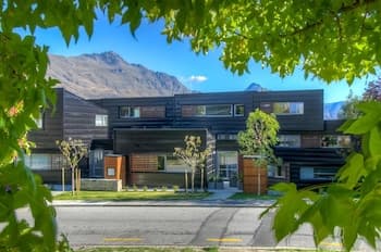 22 Hallenstein Apartments by Staysouth