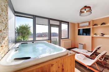 Penthouse Station Luxury Suites & Apts