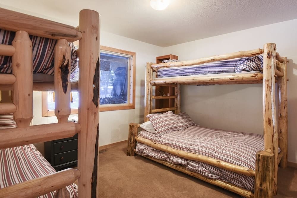 Cottonwood Place Vacation 4 Bedroom Home by RedAwning