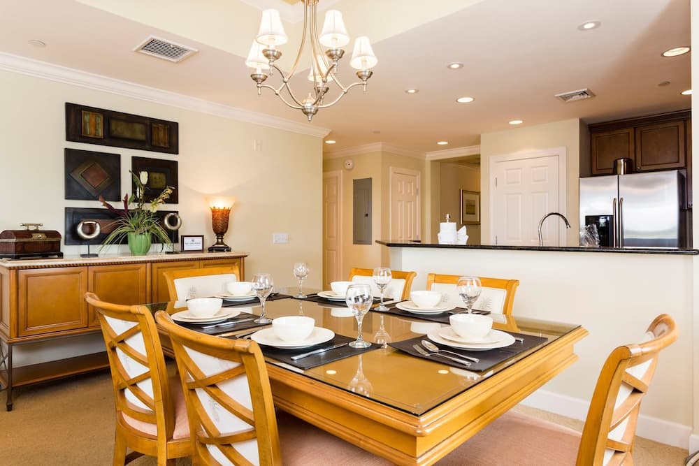 RVH 052 Relax in Centre Court