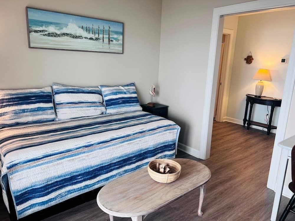 Sunny Times 4 Bedroom Home by RedAwning