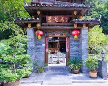 Yangshuo Scenic Mountain Retreat
