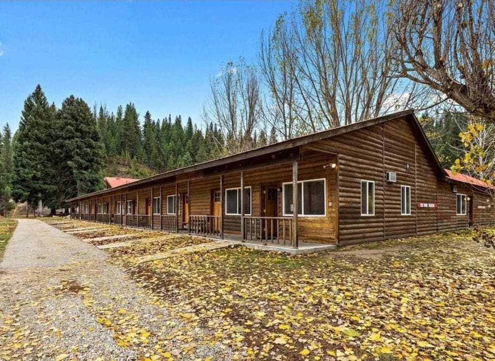 Southfork Lodge - Riverside Inn