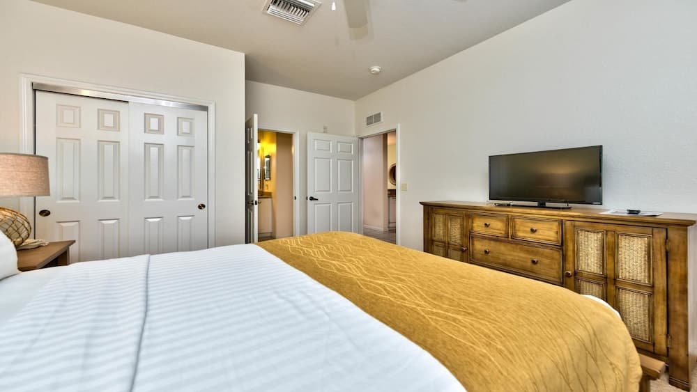 Genoa Vacation Rental: Stylish 2-BR Condo with Golf & Lake Views. Resort-Style Pool, Hot Tub, and Easy Access to Championship Golf. Minutes from Naples Beaches, 5th Avenue S, and Marco Island