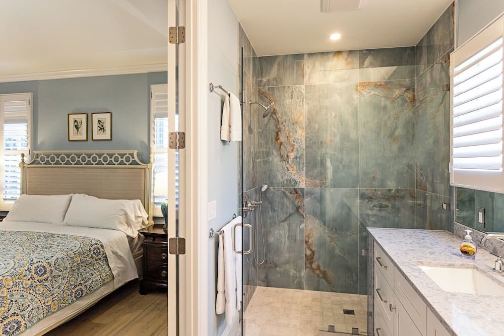 Tuscan Vacation Rental. Stylish 3-Bedroom Getaway Near Vanderbilt Beach Enjoy a Private Pool, Spacious Layout, and Modern Comforts Perfect for Families, Groups, and Pet-Friendly Stays