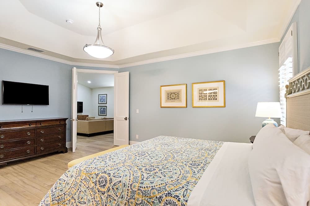 Tuscan Vacation Rental. Stylish 3-Bedroom Getaway Near Vanderbilt Beach Enjoy a Private Pool, Spacious Layout, and Modern Comforts Perfect for Families, Groups, and Pet-Friendly Stays