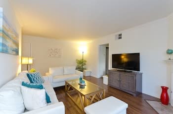 LA037 2 Bedroom Apartment By Senstay