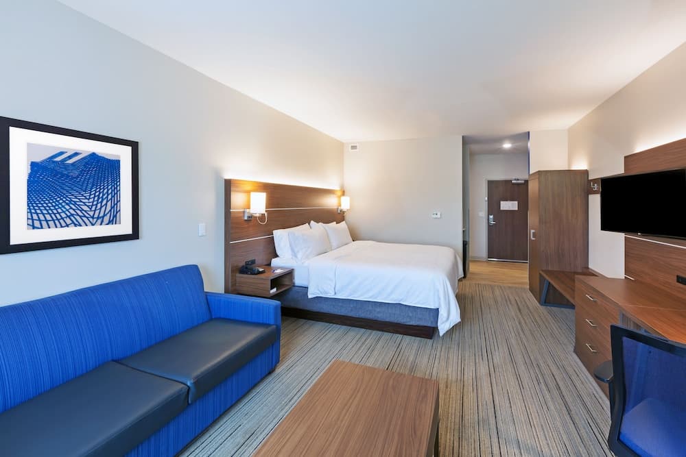 Holiday Inn Express & Suites Lenexa - Overland Park Area by IHG