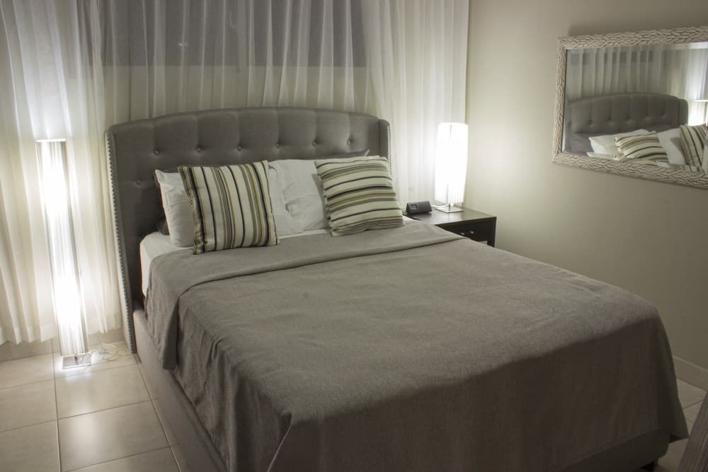 Stylish 3 bedroom w/ covered BBQ area by the pool