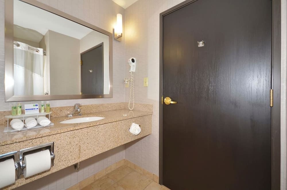 Holiday Inn Express & Suites Farmington by IHG