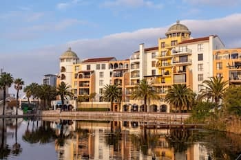 Island Club Hotel & Apartments