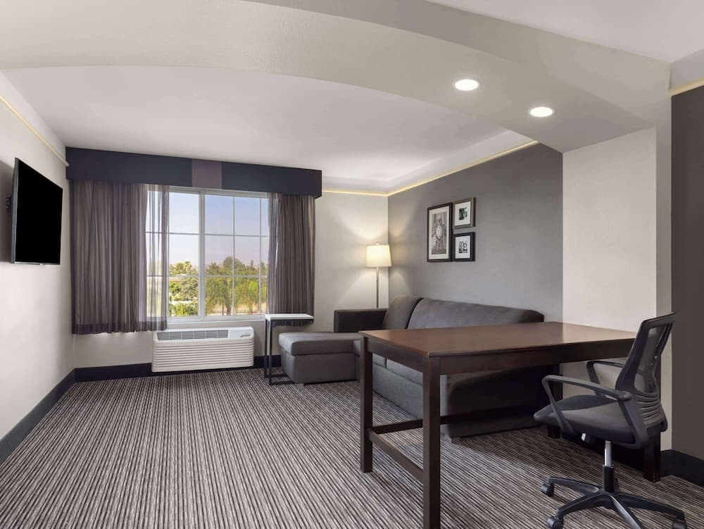 La Quinta Inn & Suites by Wyndham Santa Clarita - Valencia