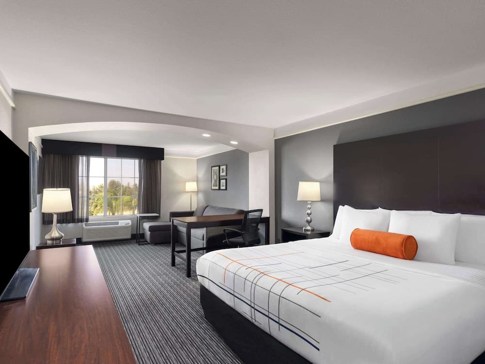 La Quinta Inn & Suites by Wyndham Santa Clarita - Valencia