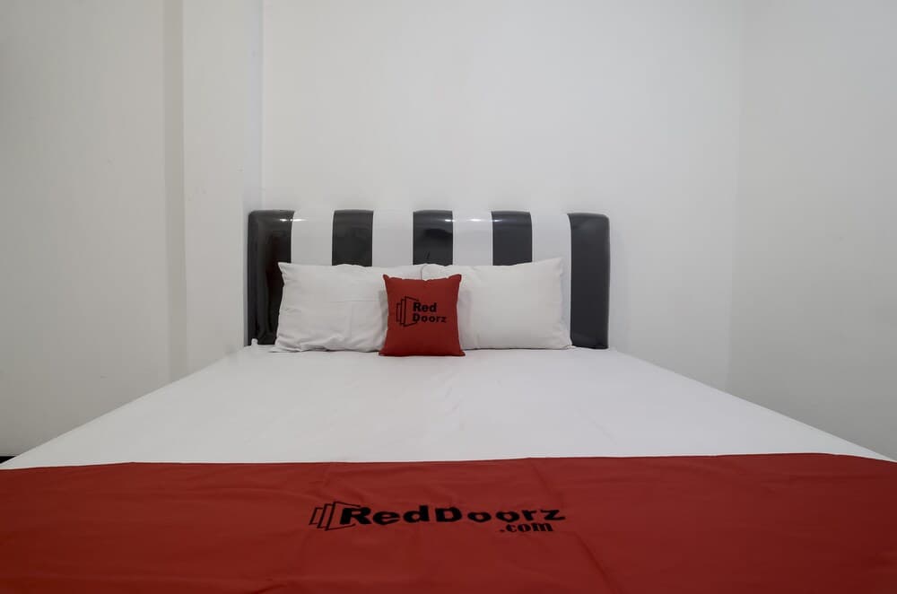 RedDoorz near Poncol Station