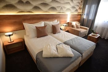 Santiny Hotel & Restaurant