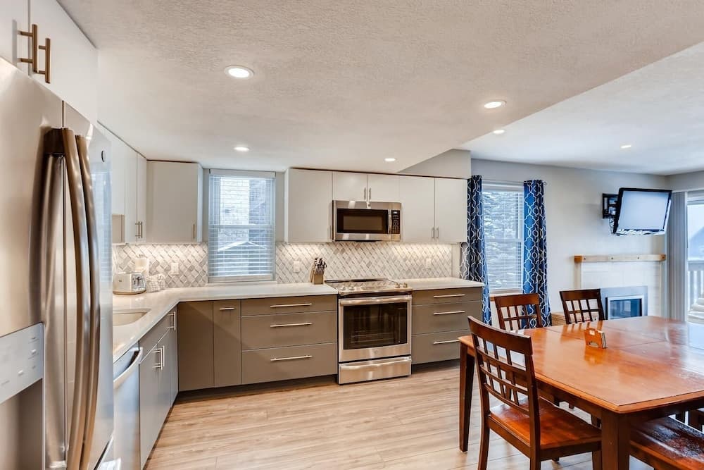 Mountainside 272h 2 Bedroom Condo by RedAwning