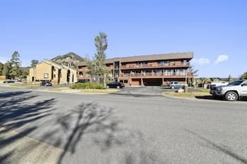 Cedar Lodge 309 Studio Bedroom Condo by RedAwning