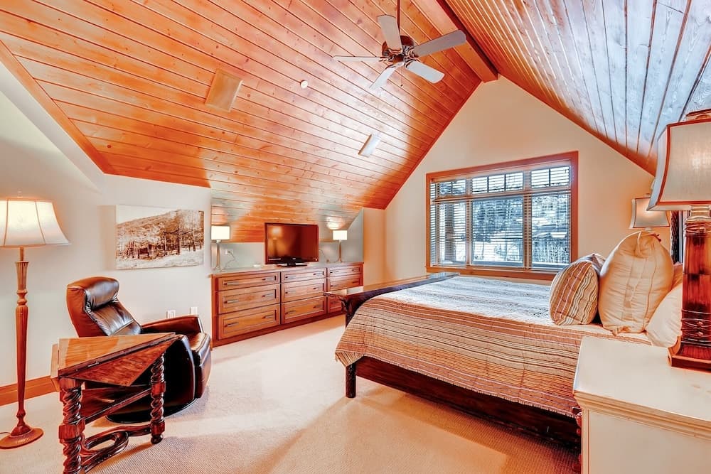 Mountaintop - 5 Br/5ba Ski In/ski Out Sleeps 14 5 Bedroom Condo by RedAwning