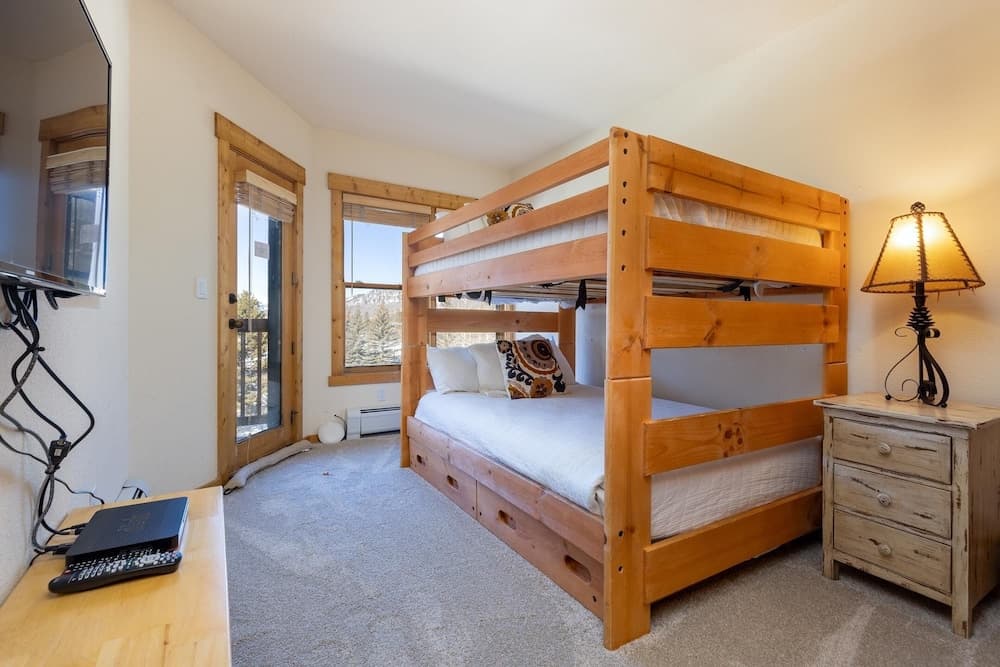 2640 Tenderfoot 3 Bedroom Condo by RedAwning