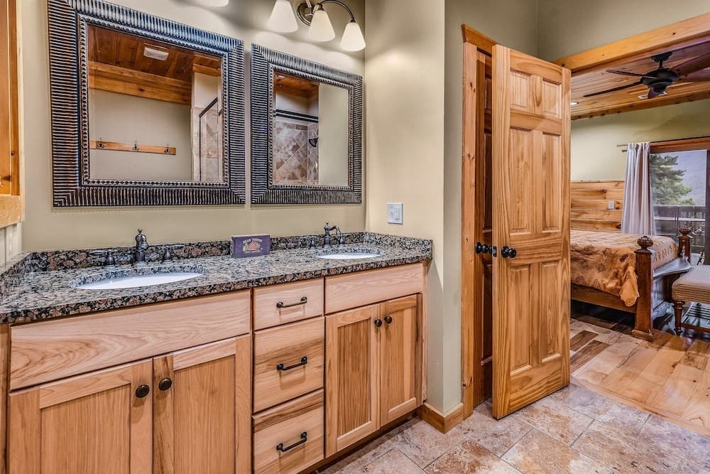 Bearmont Lodge 4 Bedroom Cabin by RedAwning