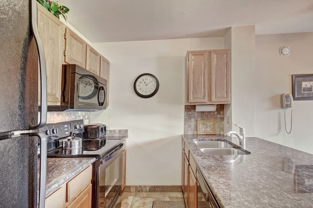 Bright Scenic Studio Walk To Ski And Apres-ski - Sleeps 4 Studio Bedroom Condo by RedAwning