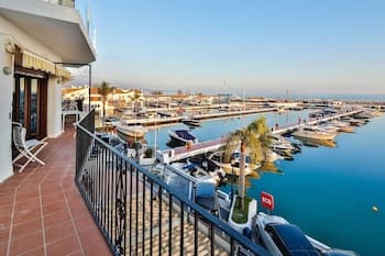 InstaStay Front line Harbor Apartment