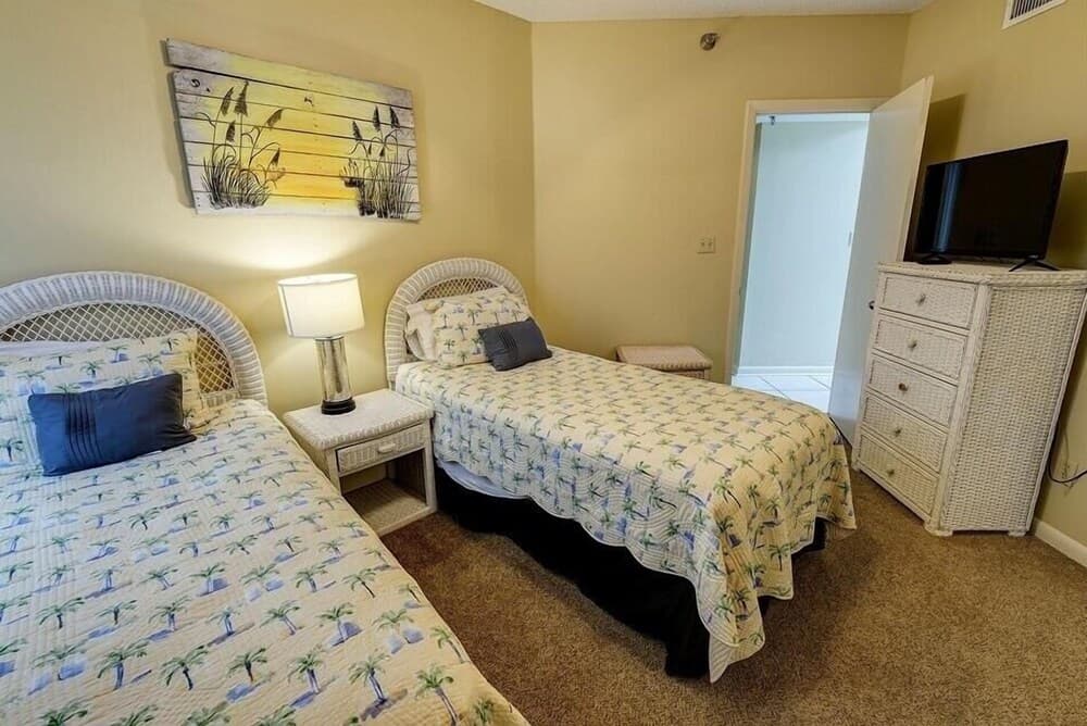 Whitecaps 1103 3 Bedroom Condo by RedAwning