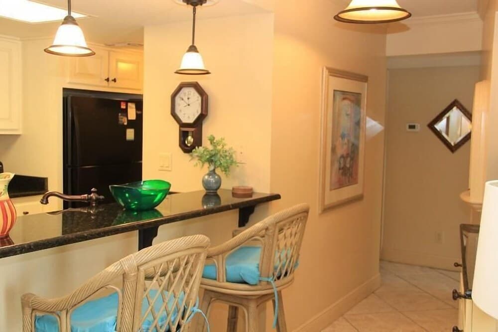 Whaler Minium 4d 3 Bedroom Condo by RedAwning