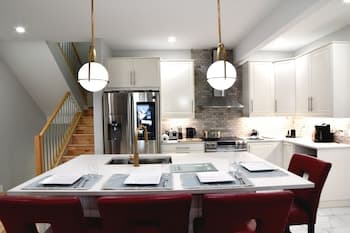 Aurora Deluxe Vacation Guest House