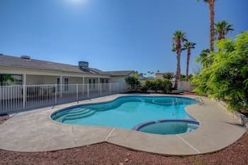 Luxurious 4BR House with Large Pool Near Strip
