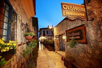 Old House Hostel & Pub