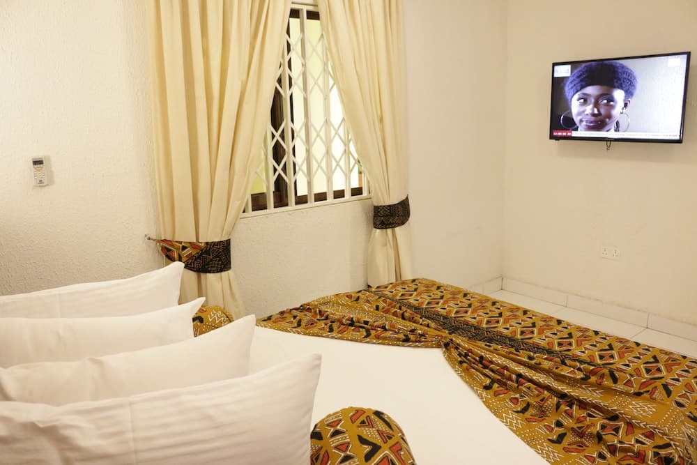 Coconut Grove Sakumono Hotel