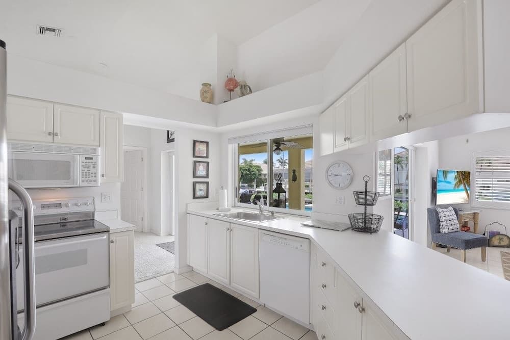 Plantation Ct. 725 Beautiful Waterfront Pool Home! 3 Bedroom Home by Redawning