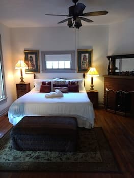 Beautiful Downtown Indy Guest Homes