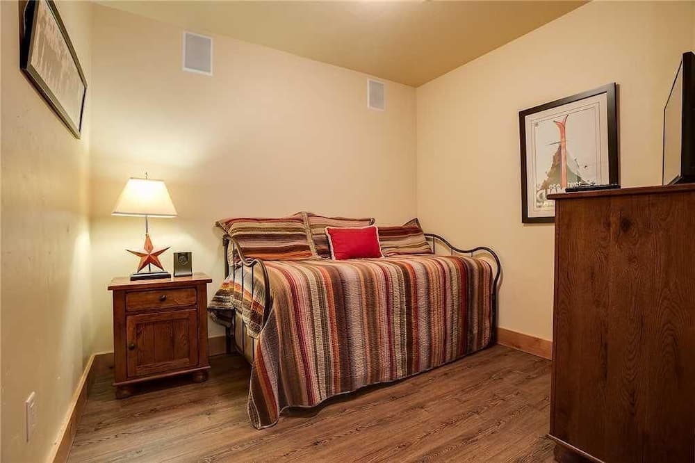 6112 Bear Lodge, Trappeur's Crossing Apartment 3