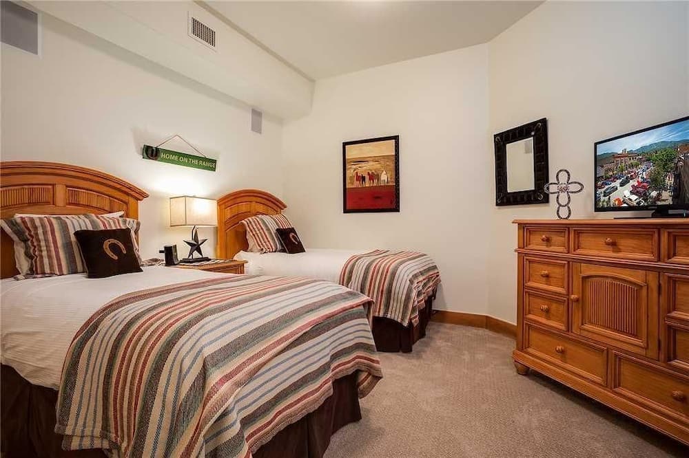 6109 Bear Lodge, Trappeur's Crossing Apartment 3