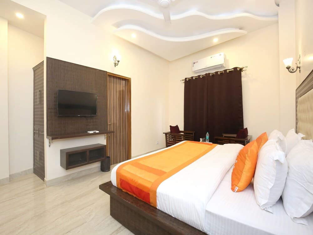 OYO 10330 Hotel Golden Brooks