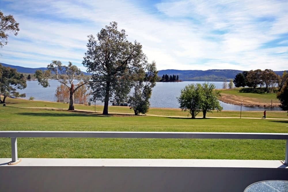 Horizons 414 - Lake Jindabyne Waterfront