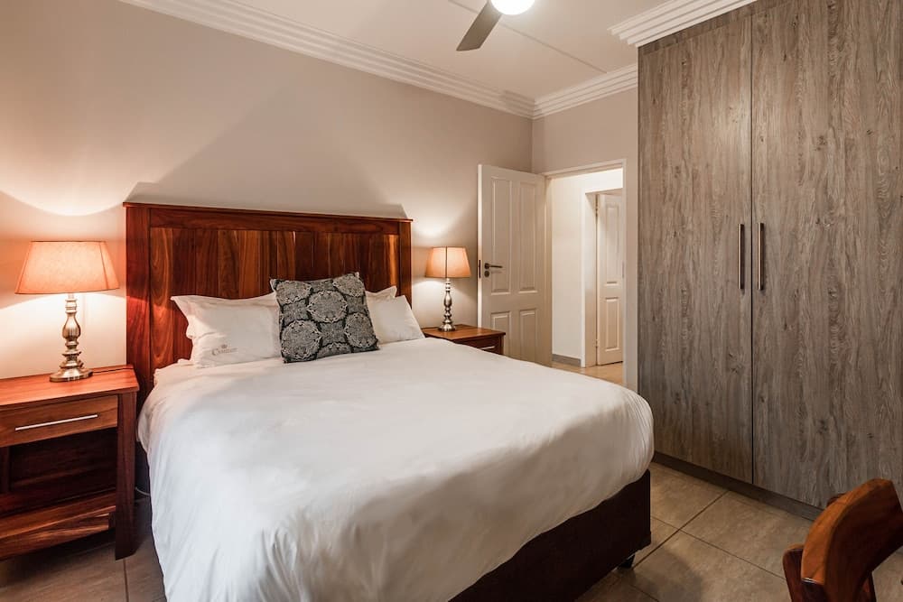 Camelot Guest House & Apartments