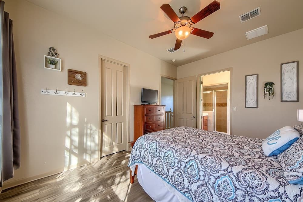 At Canyon Lake CL1233 3 Bedroom Villa by RedAwning