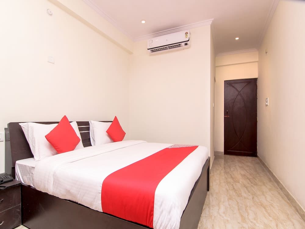 OYO 12085 The Greentown Inn