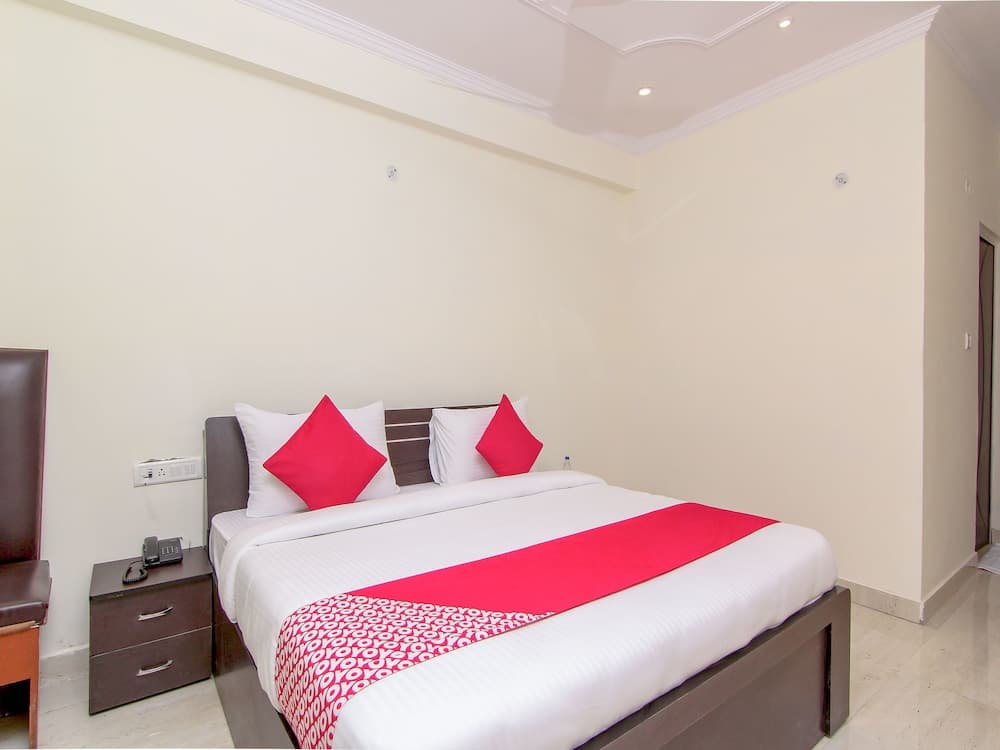 OYO 12085 The Greentown Inn