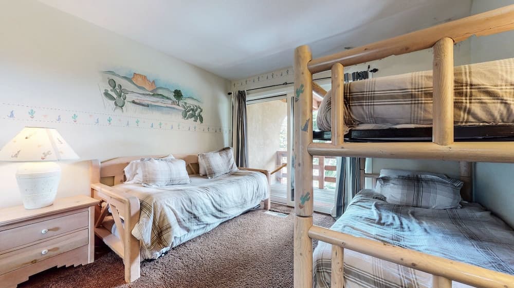 Bridges Townhome 7 Gorgeous Mountain Views, Private Jacuzzi, Steps to Eagle Lodge by RedAwning