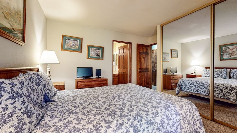 Snowflower 74 Spacious Condo with Great Complex Amenities, On The Shuttle Route by RedAwning