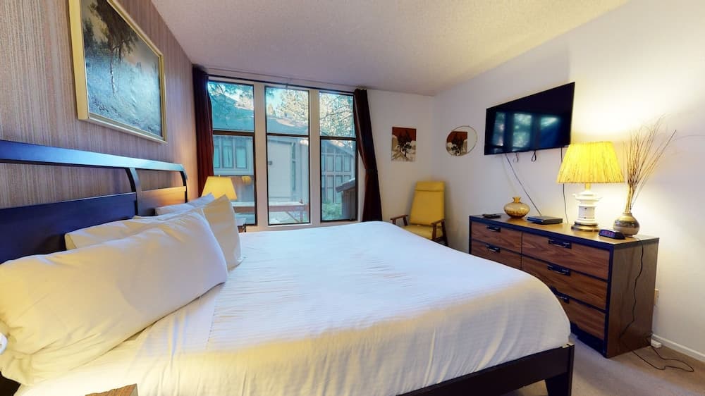 St. Moritz 12 Bright and cozy Mountain Cabin, Centrally Located by RedAwning