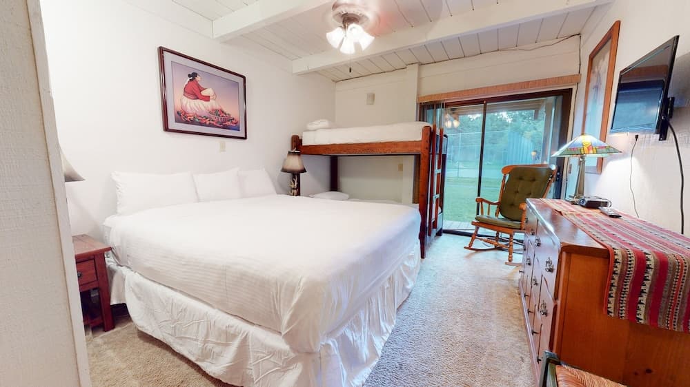Villa de los Pinos 16 Rustic, Pet-Friendly with Gorgeous Mountain Views by RedAwning