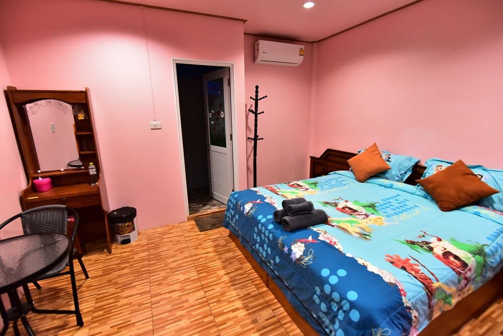 Chomlay Room & Restaurant