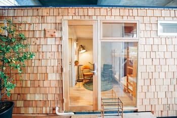 Tinys Yokohama Hinodecho - Campground - Hostel