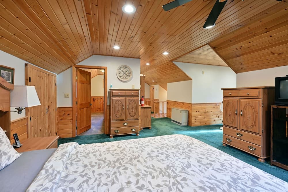 Kenny Lodge 4 Bedroom Hotel Room by RedAwning